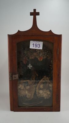 un petit meuble en bois surmonté d'une croix
