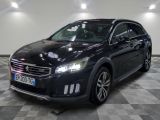la photo d'une voiture noire garée sur un sol en damier