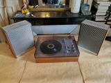 deux haut-parleurs et un tourne-disque posés sur une table
