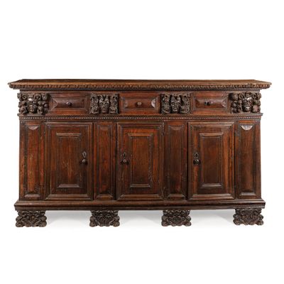un vieux buffet en bois orné de sculptures et de motifs sculptés sur le dessus