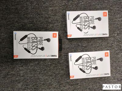 trois boîtes de manettes de jeu Nintendo Wii posées sur un tapis
