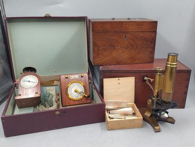 un grand nombre d'objets différents posés sur une table