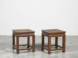 une paire de petites tables en bois avec des plateaux en verre