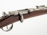 un gros plan d'un fusil sur un fond blanc avec un fond blanc