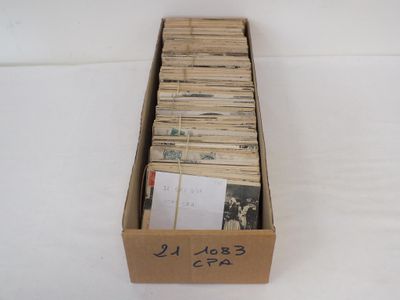 une boîte en carton remplie de livres posée sur une surface blanche