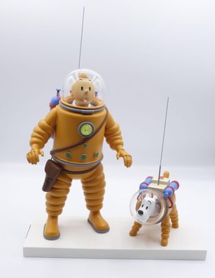 figurine représentant un homme en combinaison spatiale et un chien en combinaison spatiale