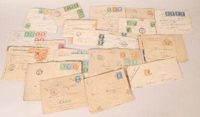 une pile de vieilles cartes postales sur une table