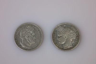 deux pièces d'argent posées côte à côte sur une surface blanche