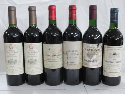 six bouteilles de vin sont alignées sur une table