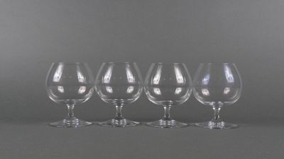 six verres à vin vides alignés sur fond gris