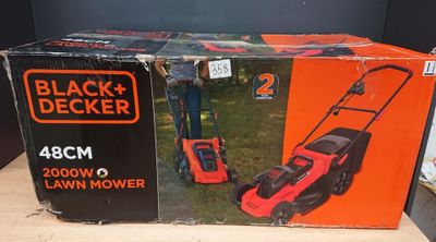 une boîte contenant des tondeuses à gazon Black & Decker posée sur une table