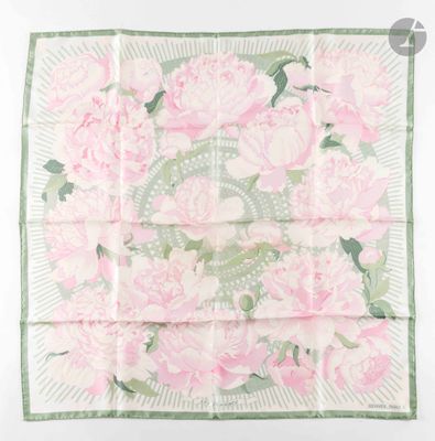 un foulard carré à motifs floraux roses et verts sur fond blanc