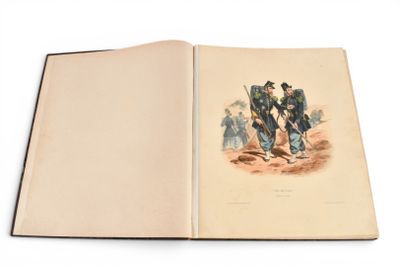 un livre ouvert sur lequel figure une image de soldats