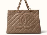 un sac cabas Chanel en cuir matelassé beige, muni de anses en chaîne