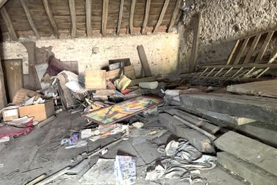 une pièce où il y a beaucoup de bric-à-brac par terre