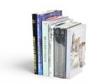 une pile de livres empilés les uns sur les autres sur une surface blanche