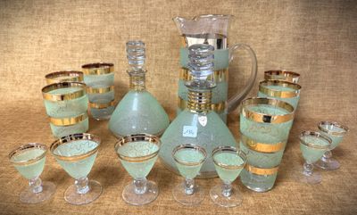 plusieurs verres et une carafe posés sur une table