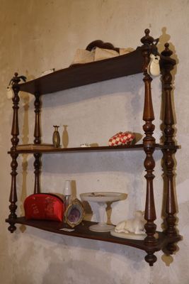 Etagère murale en bois naturel tourné à trois niveaux. - Photo 1