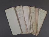 plusieurs vieux papiers sont empilés sur une table