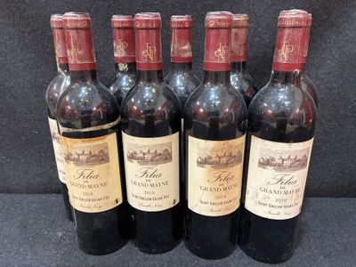 six bouteilles de vin sont alignées sur une table