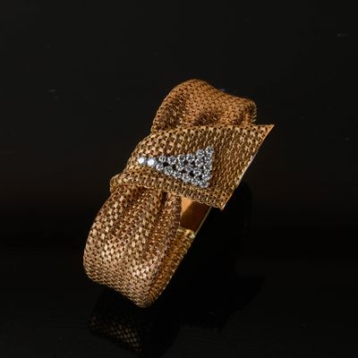 gros plan d'une bague en or et diamants sur une surface noire