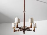 gros plan d'un lustre suspendu au plafond