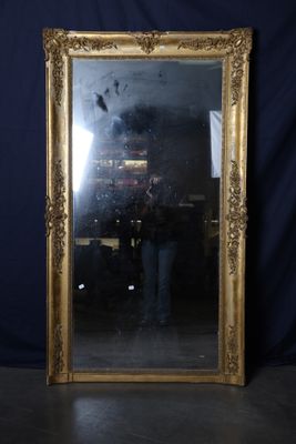 un miroir posé par terre devant un mur bleu