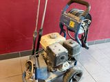 une machine posée par terre devant un mur rouge