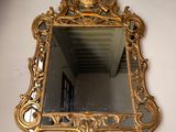 un miroir doré accroché au mur d'une pièce