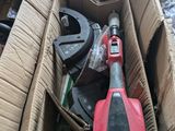 une boîte remplie d'outils posés sur le sol