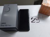 une boîte de téléphone ouverte posée sur une table blanche