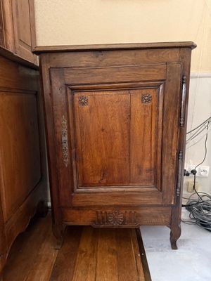 une petite armoire en bois dans un coin de la pièce