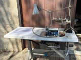 une machine à coudre posée sur une table