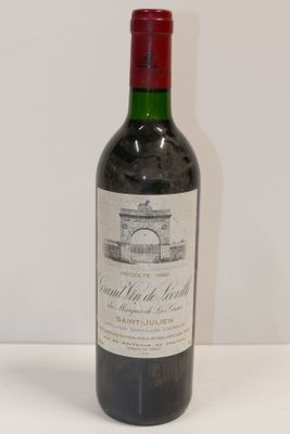 une bouteille de vin posée sur une table