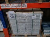 toutes ces boîtes qui se trouvent sur les rayons du magasin