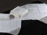 beaucoup de serviettes blanches sur une table noire