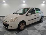 la photo d'une voiture blanche garée dans un garage