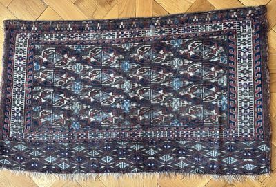 un tapis posé sur le sol, avec un parquet en arrière-plan