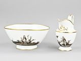 paire de bols et de cruches en porcelaine ornés de motifs figuratifs