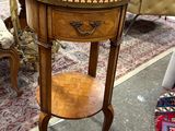 une petite table surmontée d'une étagère, dans une pièce