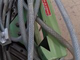 un faisceau de fils reliés à une machine