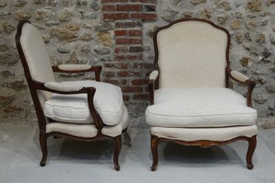 PAIRE DE FAUTEUILS à la Reine. Garniture en coton blanc cass…