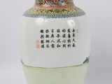 un vase blanc orné d'inscriptions chinoises sur fond blanc