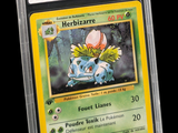 gros plan d'une carte pokemon sur fond noir