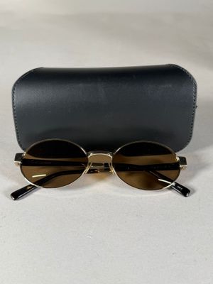 une paire de lunettes de soleil posée sur un étui noir