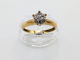 gros plan d'une bague en diamant sur une surface claire