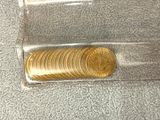 un récipient en verre contenant une pièce d'or