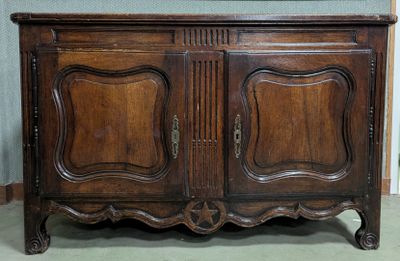 Buffet en bois mouluré ouvrant à deux vantaux découvrant une…