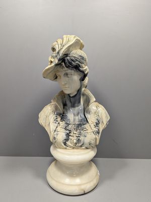 statue d'une femme coiffée d'un chapeau, posée sur un socle blanc