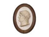 un portrait ancien sculpté représentant un homme de profil sur fond blanc